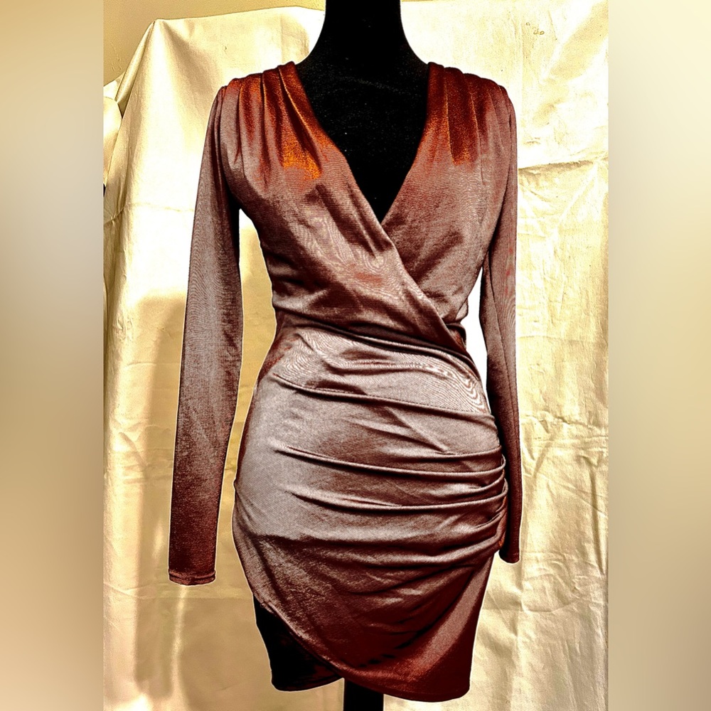 BOOHOO size 4. bodycon. deep neck plunge top. long sleeve. brown/copper dress